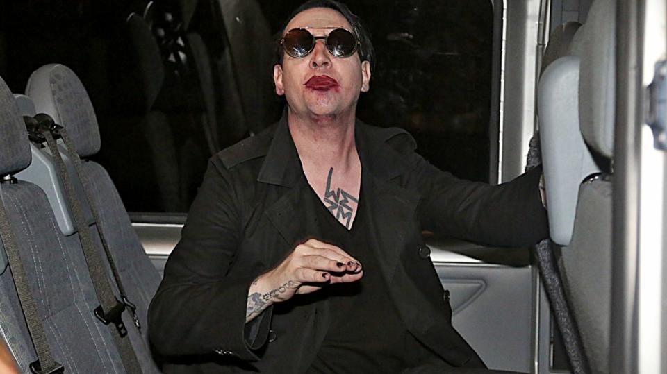 Polibek a´la Marylin Manson. Chce to kvalitnější rtěnku